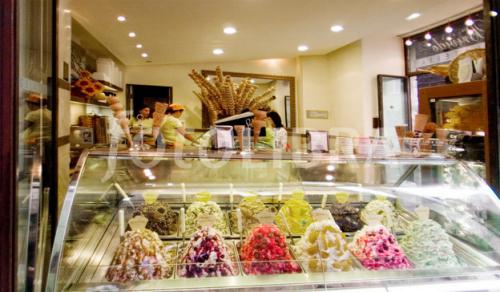 Photo 3 ICE-CREAM SHOP din CIPRU selecteaza VANZATOARE inghetata