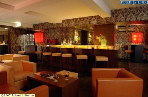 Photo 2 URGENT! HOTEL din UK selecteaza BARMAN/BARMANITA!